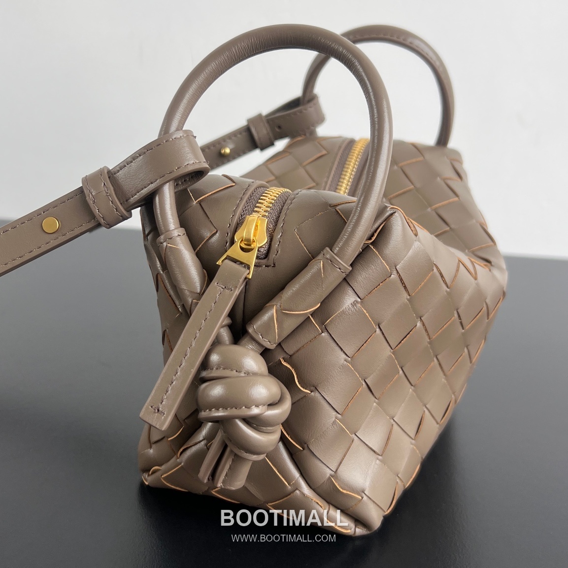 Bottega Veneta Loop Camera Bag Intrecciato Leather Black Crossbody Bag 보테가 베네타 루프 카메라백 인트레치아토 레더 블랙 크로스백 19cm 3
