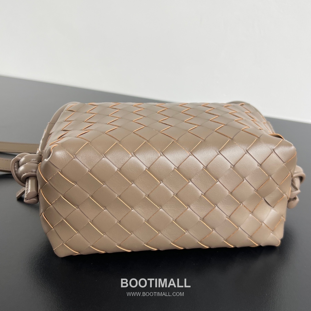 Bottega Veneta Loop Camera Bag Intrecciato Leather Black Crossbody Bag 보테가 베네타 루프 카메라백 인트레치아토 레더 블랙 크로스백 19cm 4