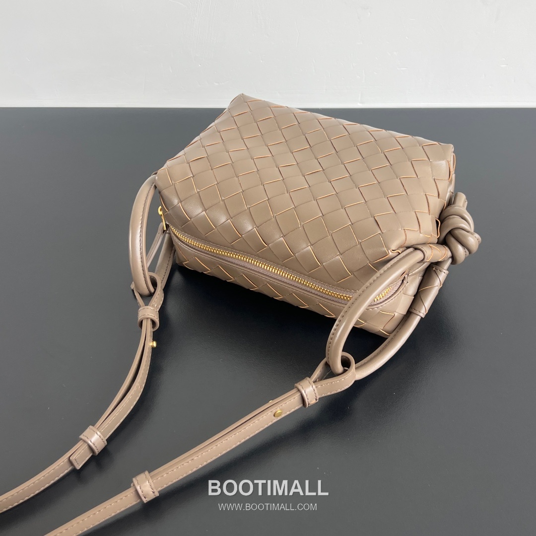 Bottega Veneta Loop Camera Bag Intrecciato Leather Black Crossbody Bag 보테가 베네타 루프 카메라백 인트레치아토 레더 블랙 크로스백 19cm 5