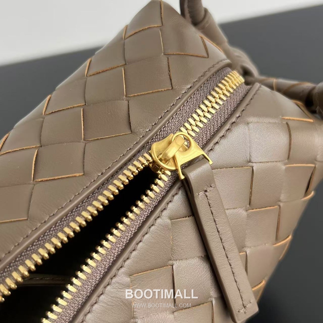 Bottega Veneta Loop Camera Bag Intrecciato Leather Black Crossbody Bag 보테가 베네타 루프 카메라백 인트레치아토 레더 블랙 크로스백 19cm 7