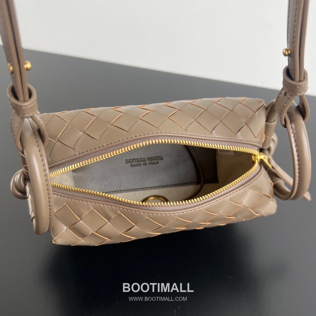 Bottega Veneta Loop Camera Bag Intrecciato Leather Black Crossbody Bag 보테가 베네타 루프 카메라백 인트레치아토 레더 블랙 크로스백 19cm 8