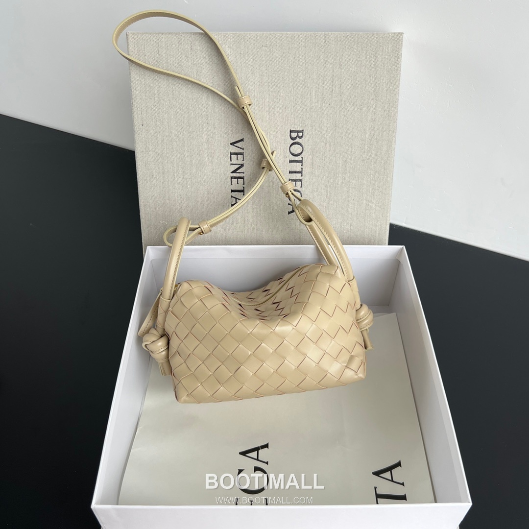 Bottega Veneta Loop Camera Bag Intrecciato Leather Black Crossbody Bag 보테가 베네타 루프 카메라백 인트레치아토 레더 블랙 크로스백 19cm 1