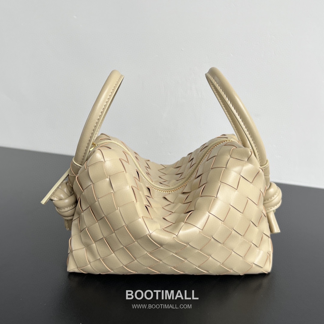 Bottega Veneta Loop Camera Bag Intrecciato Leather Black Crossbody Bag 보테가 베네타 루프 카메라백 인트레치아토 레더 블랙 크로스백 19cm 2