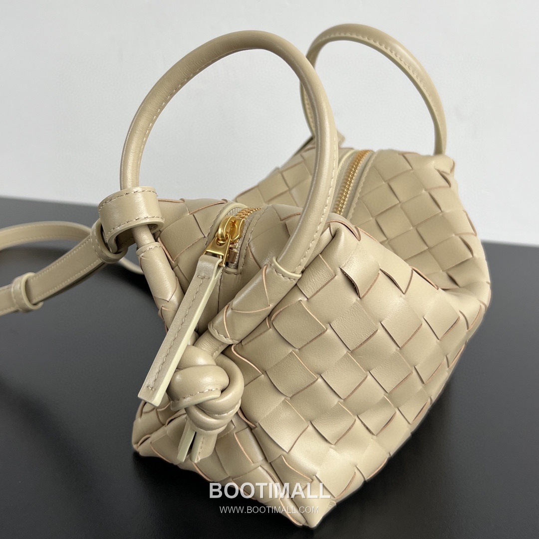 Bottega Veneta Loop Camera Bag Intrecciato Leather Black Crossbody Bag 보테가 베네타 루프 카메라백 인트레치아토 레더 블랙 크로스백 19cm 3