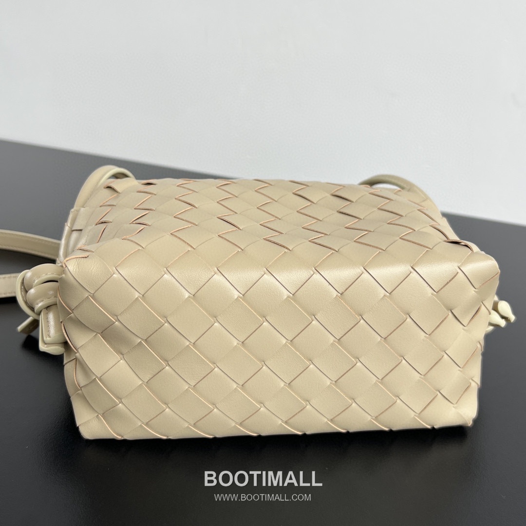 Bottega Veneta Loop Camera Bag Intrecciato Leather Black Crossbody Bag 보테가 베네타 루프 카메라백 인트레치아토 레더 블랙 크로스백 19cm 4