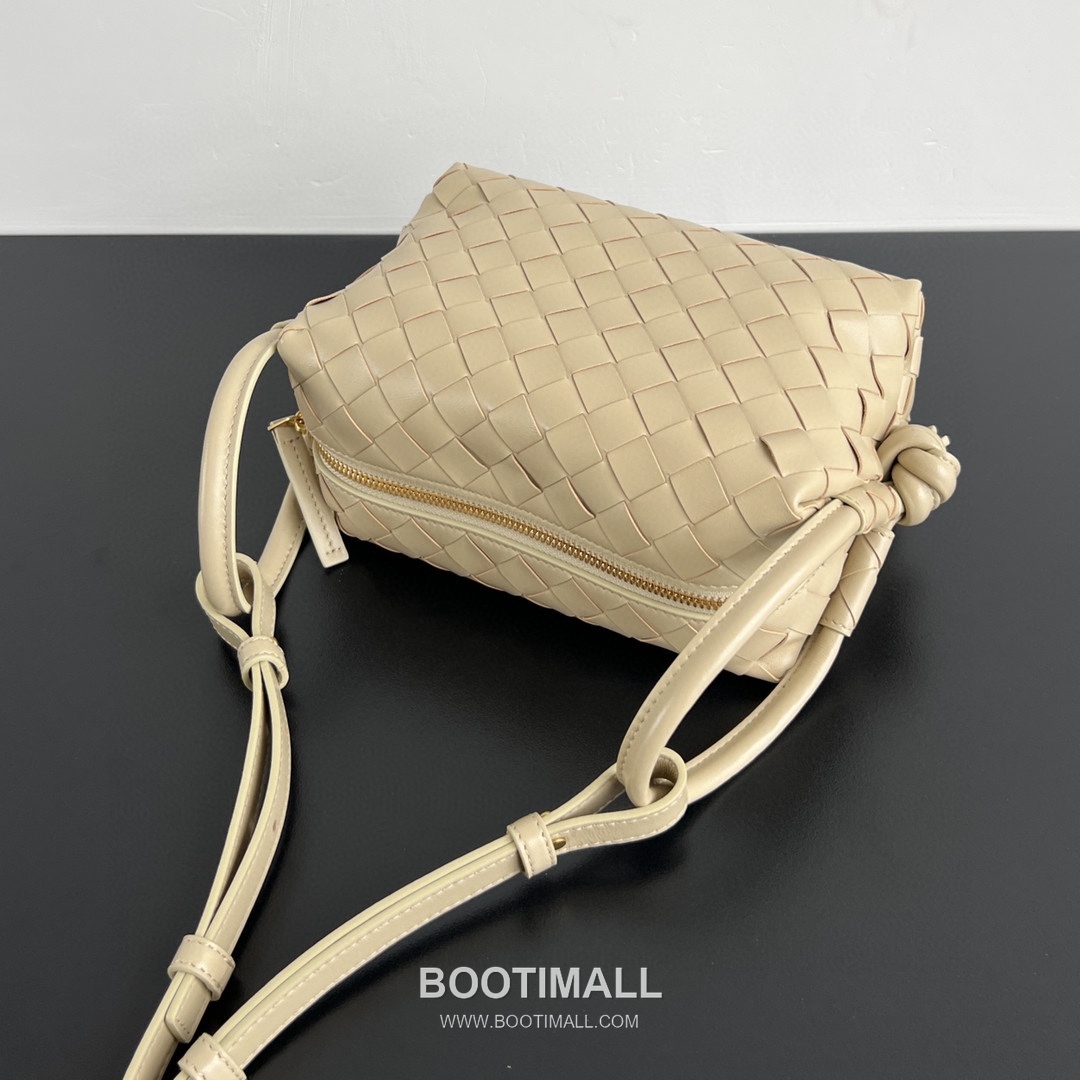 Bottega Veneta Loop Camera Bag Intrecciato Leather Black Crossbody Bag 보테가 베네타 루프 카메라백 인트레치아토 레더 블랙 크로스백 19cm 5