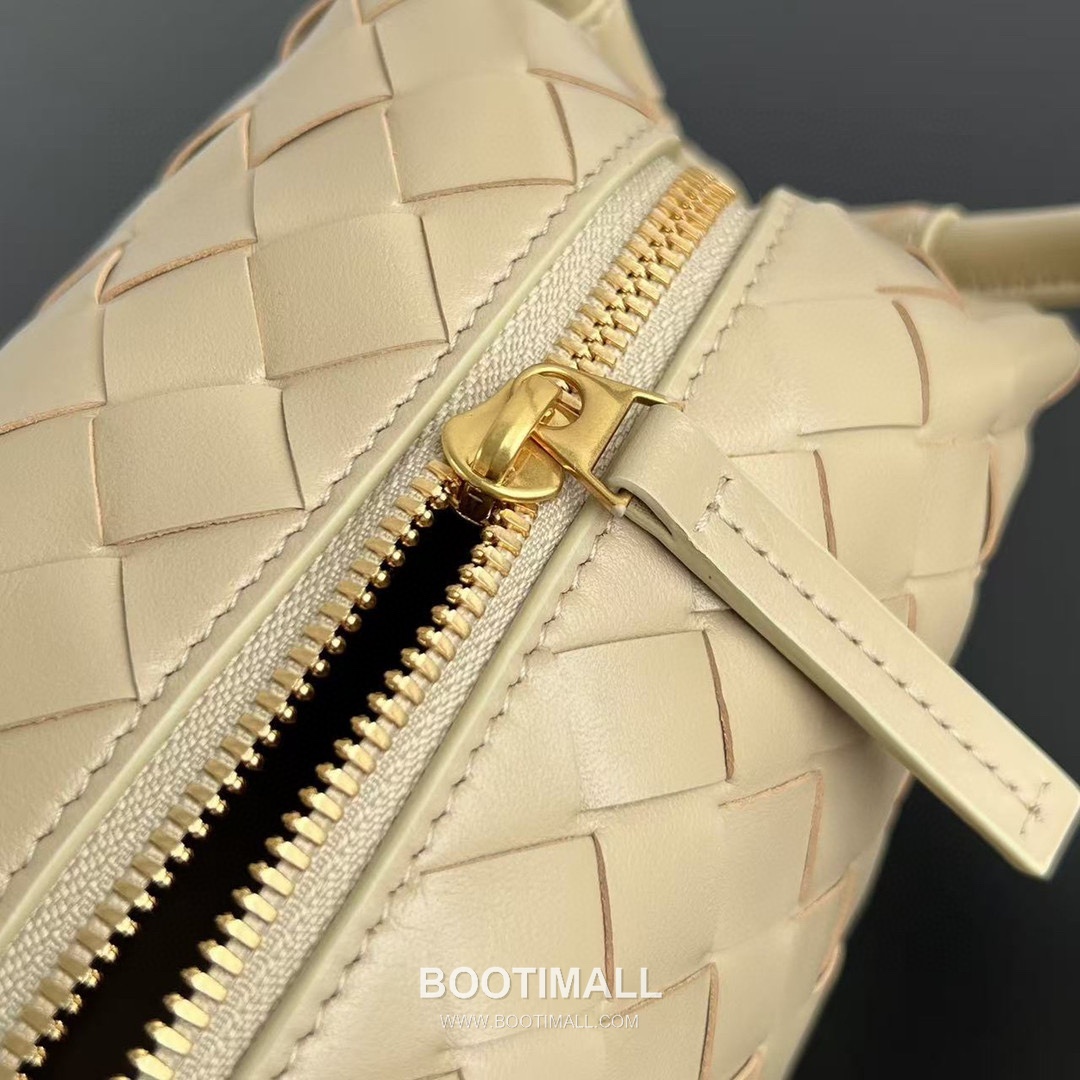 Bottega Veneta Loop Camera Bag Intrecciato Leather Black Crossbody Bag 보테가 베네타 루프 카메라백 인트레치아토 레더 블랙 크로스백 19cm 7