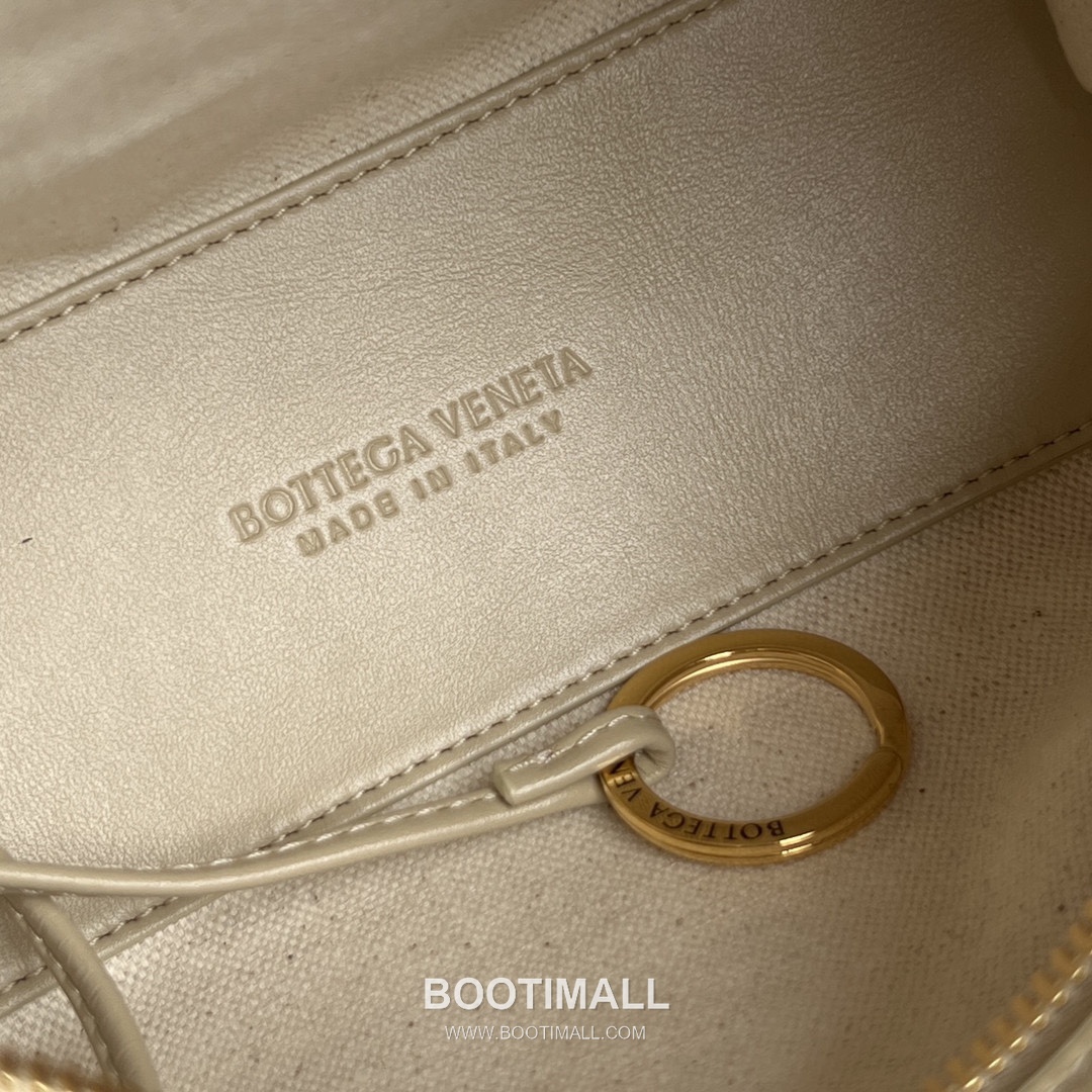 Bottega Veneta Loop Camera Bag Intrecciato Leather Black Crossbody Bag 보테가 베네타 루프 카메라백 인트레치아토 레더 블랙 크로스백 19cm 9