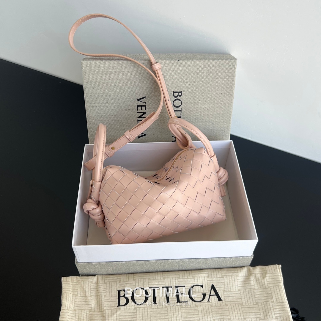 Bottega Veneta Loop Camera Bag Intrecciato Leather Black Crossbody Bag 보테가 베네타 루프 카메라백 인트레치아토 레더 블랙 크로스백 19cm 1