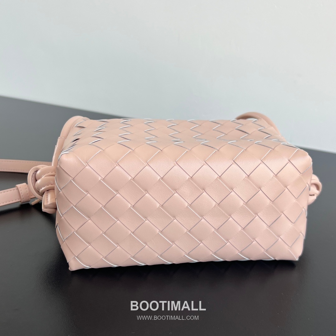 Bottega Veneta Loop Camera Bag Intrecciato Leather Black Crossbody Bag 보테가 베네타 루프 카메라백 인트레치아토 레더 블랙 크로스백 19cm 4