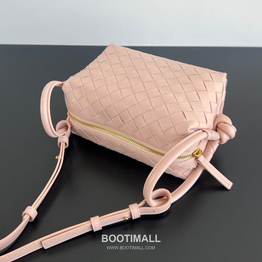 Bottega Veneta Loop Camera Bag Intrecciato Leather Black Crossbody Bag 보테가 베네타 루프 카메라백 인트레치아토 레더 블랙 크로스백 19cm 5