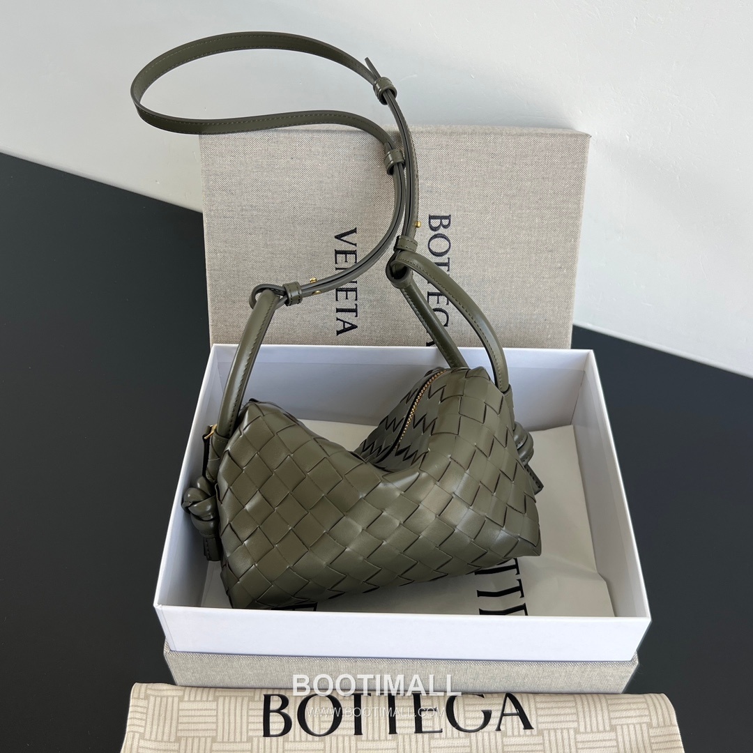 Bottega Veneta Loop Camera Bag Intrecciato Leather Black Crossbody Bag 보테가 베네타 루프 카메라백 인트레치아토 레더 블랙 크로스백 19cm 1