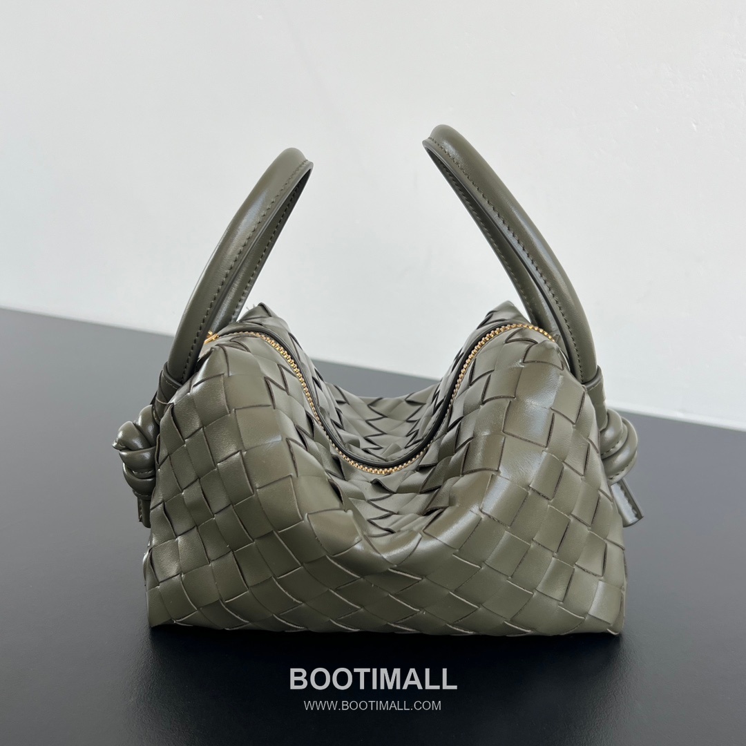 Bottega Veneta Loop Camera Bag Intrecciato Leather Black Crossbody Bag 보테가 베네타 루프 카메라백 인트레치아토 레더 블랙 크로스백 19cm 2