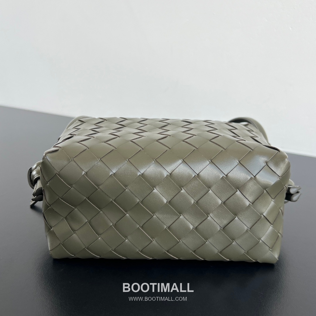 Bottega Veneta Loop Camera Bag Intrecciato Leather Black Crossbody Bag 보테가 베네타 루프 카메라백 인트레치아토 레더 블랙 크로스백 19cm 4