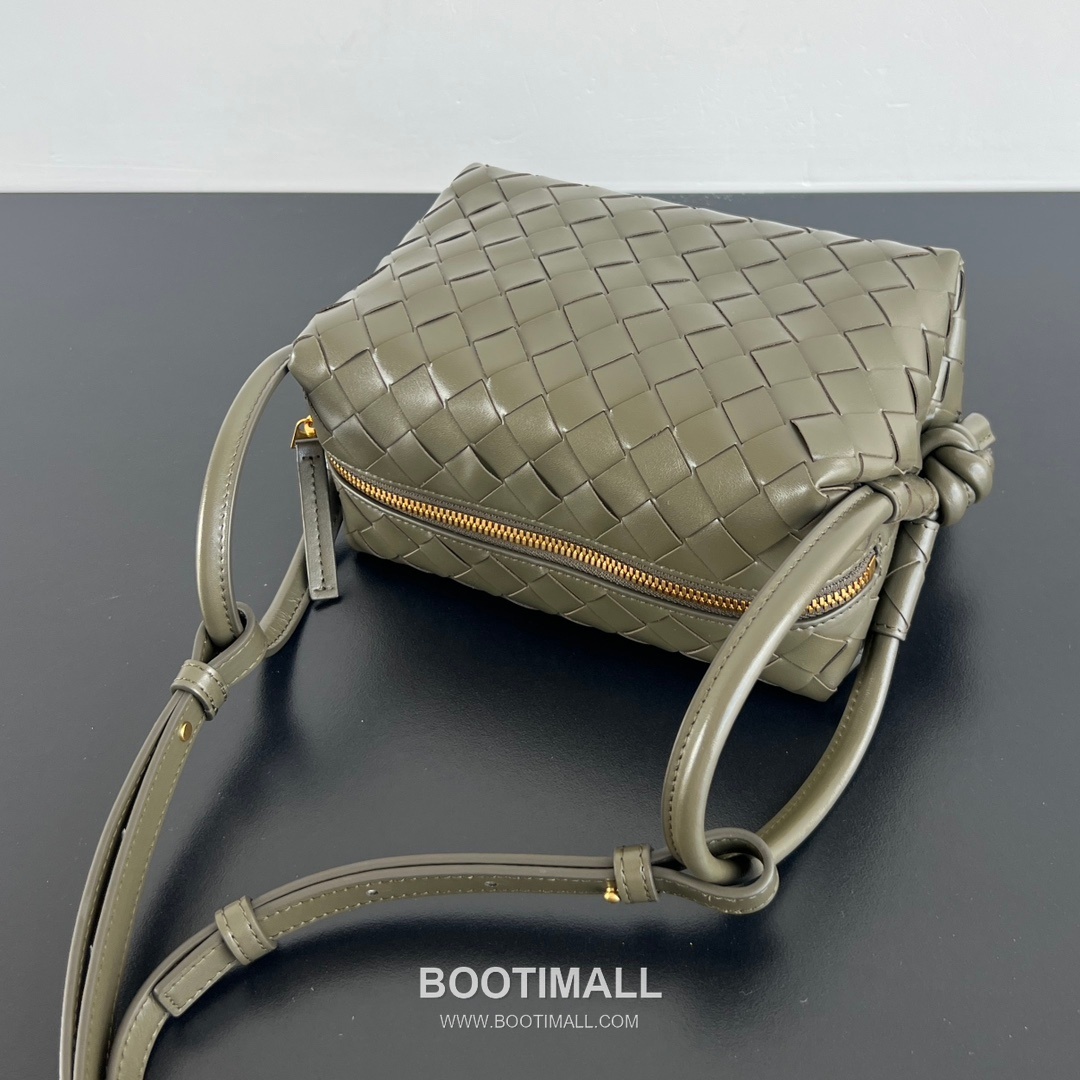 Bottega Veneta Loop Camera Bag Intrecciato Leather Black Crossbody Bag 보테가 베네타 루프 카메라백 인트레치아토 레더 블랙 크로스백 19cm 5