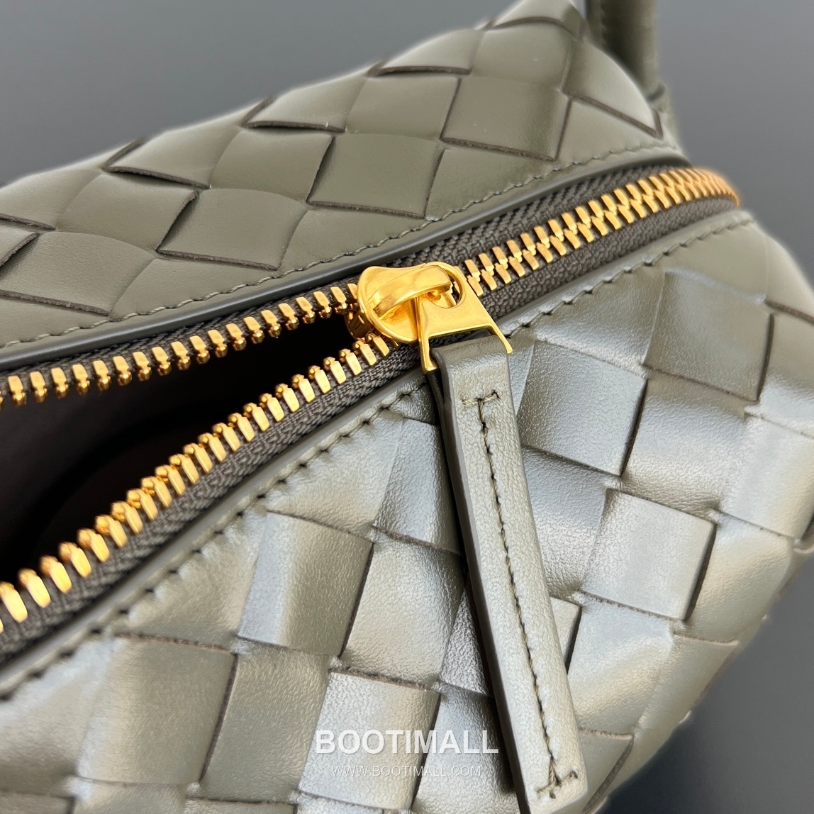 Bottega Veneta Loop Camera Bag Intrecciato Leather Black Crossbody Bag 보테가 베네타 루프 카메라백 인트레치아토 레더 블랙 크로스백 19cm 8