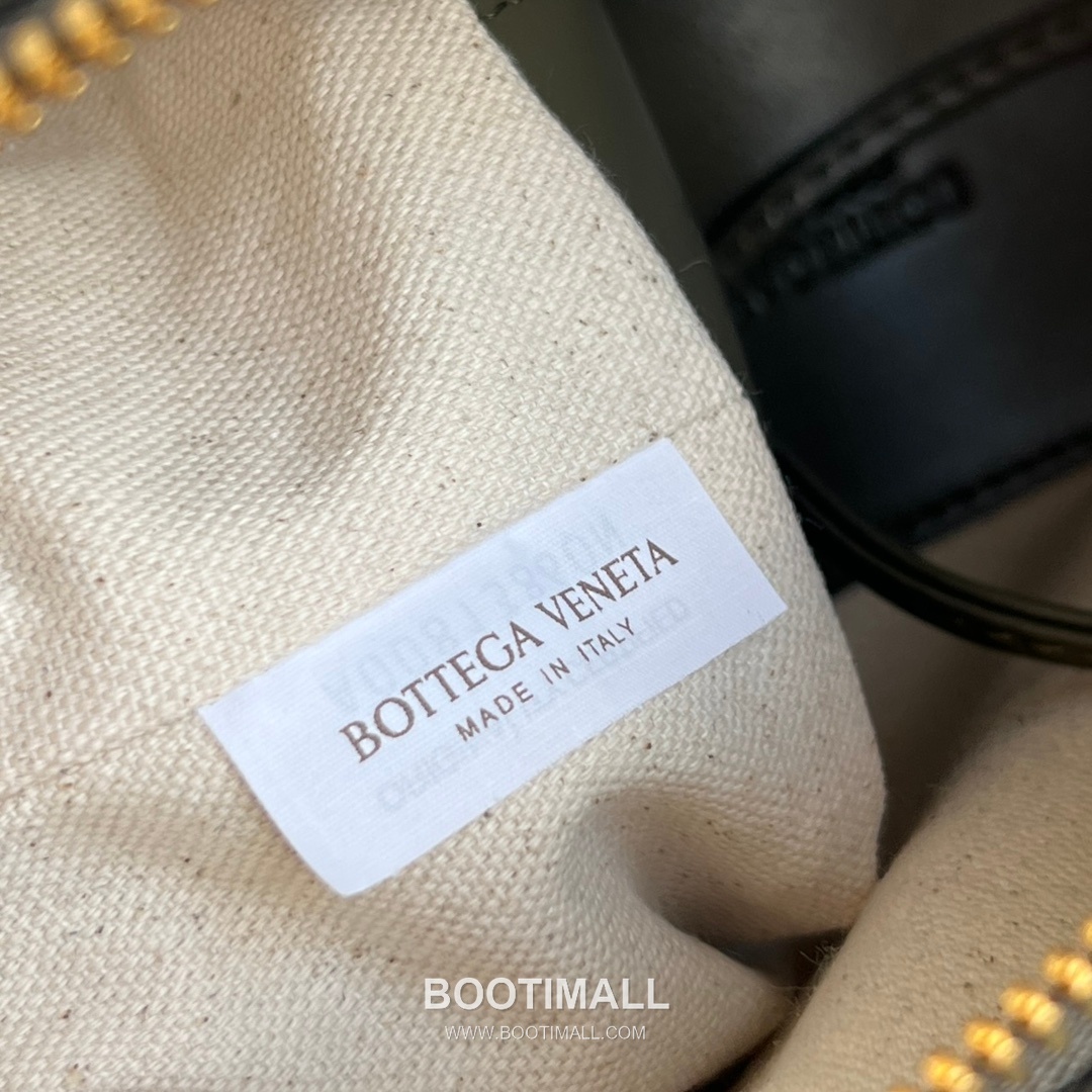 Bottega Veneta Loop Camera Bag Intrecciato Leather Black Crossbody Bag 보테가 베네타 루프 카메라백 인트레치아토 레더 블랙 크로스백 19cm 10