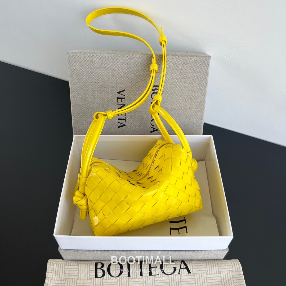 Bottega Veneta Loop Camera Bag Intrecciato Leather Black Crossbody Bag 보테가 베네타 루프 카메라백 인트레치아토 레더 블랙 크로스백 19cm 1
