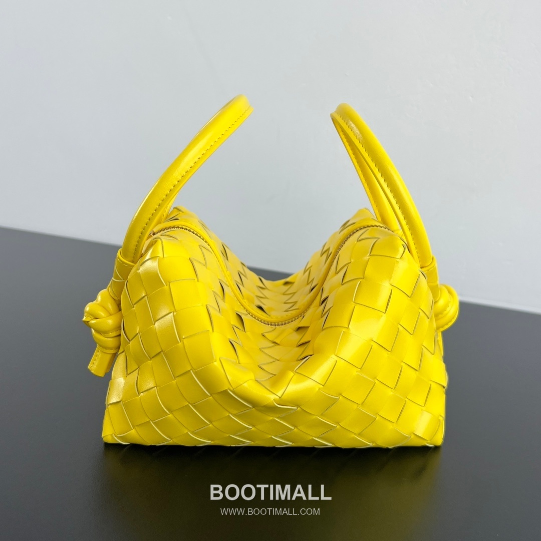 Bottega Veneta Loop Camera Bag Intrecciato Leather Black Crossbody Bag 보테가 베네타 루프 카메라백 인트레치아토 레더 블랙 크로스백 19cm 2