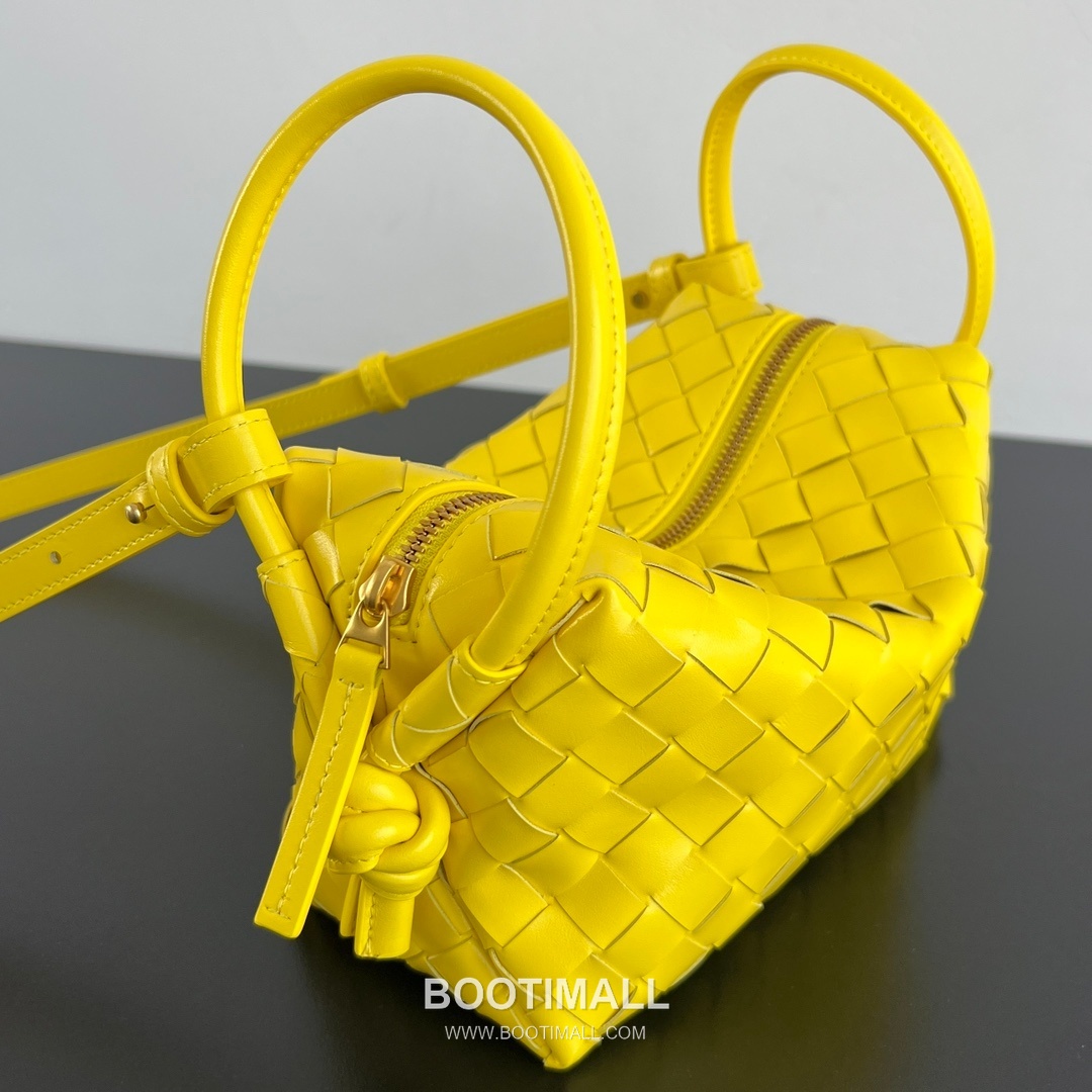 Bottega Veneta Loop Camera Bag Intrecciato Leather Black Crossbody Bag 보테가 베네타 루프 카메라백 인트레치아토 레더 블랙 크로스백 19cm 3