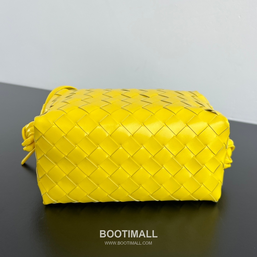 Bottega Veneta Loop Camera Bag Intrecciato Leather Black Crossbody Bag 보테가 베네타 루프 카메라백 인트레치아토 레더 블랙 크로스백 19cm 4