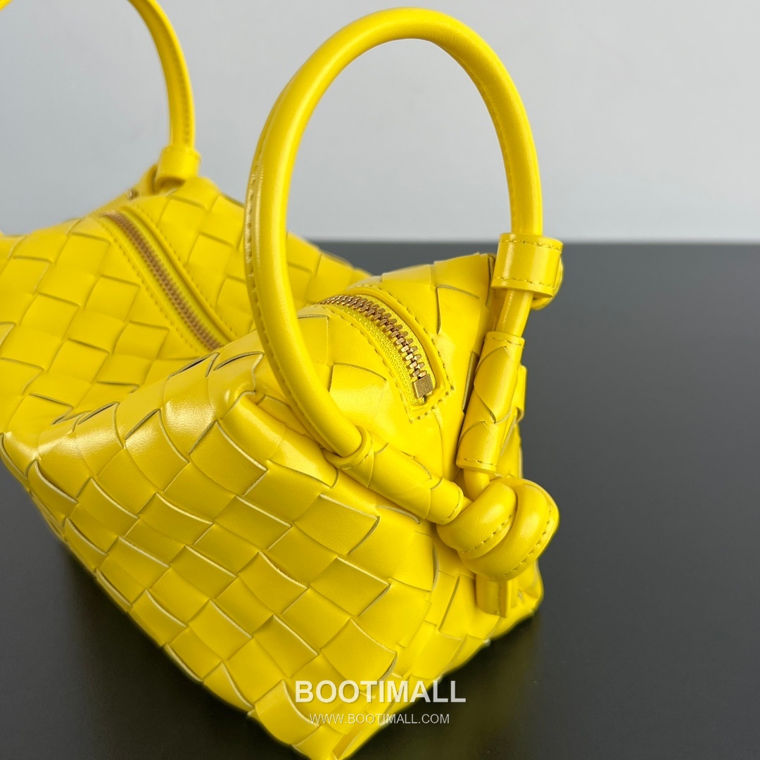 Bottega Veneta Loop Camera Bag Intrecciato Leather Black Crossbody Bag 보테가 베네타 루프 카메라백 인트레치아토 레더 블랙 크로스백 19cm 6