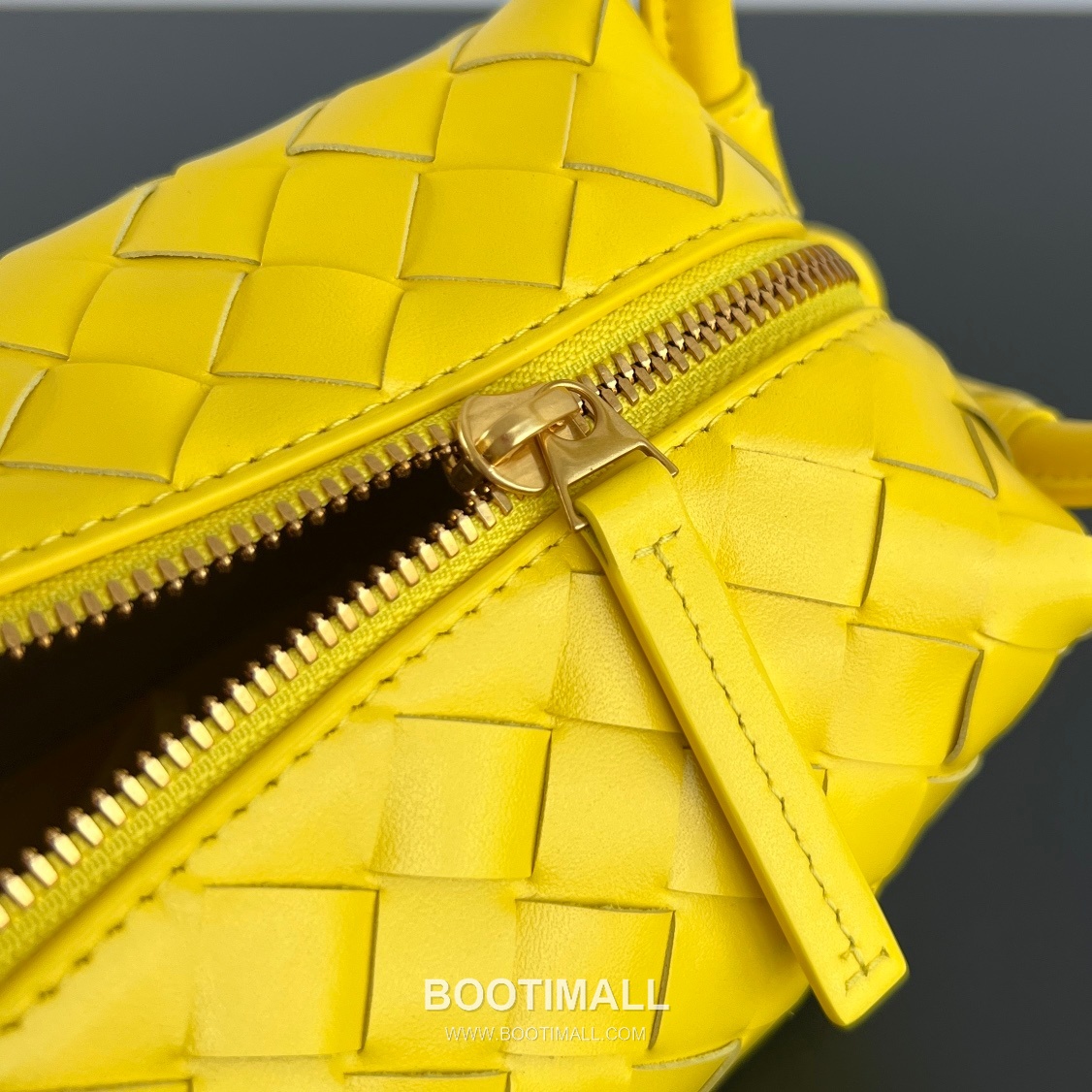 Bottega Veneta Loop Camera Bag Intrecciato Leather Black Crossbody Bag 보테가 베네타 루프 카메라백 인트레치아토 레더 블랙 크로스백 19cm 8