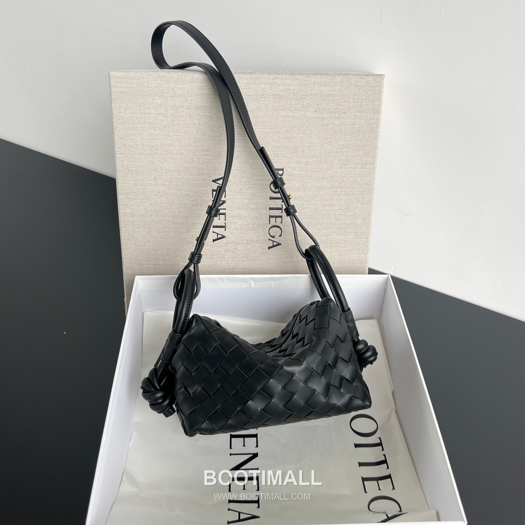 Bottega Veneta Loop Camera Bag Intrecciato Leather Black Crossbody Bag 보테가 베네타 루프 카메라백 인트레치아토 레더 블랙 크로스백 19cm 1