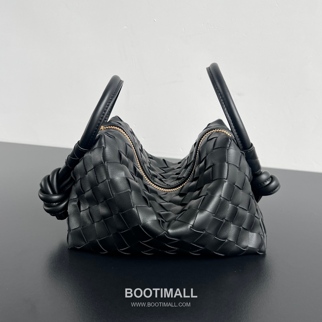 Bottega Veneta Loop Camera Bag Intrecciato Leather Black Crossbody Bag 보테가 베네타 루프 카메라백 인트레치아토 레더 블랙 크로스백 19cm 2