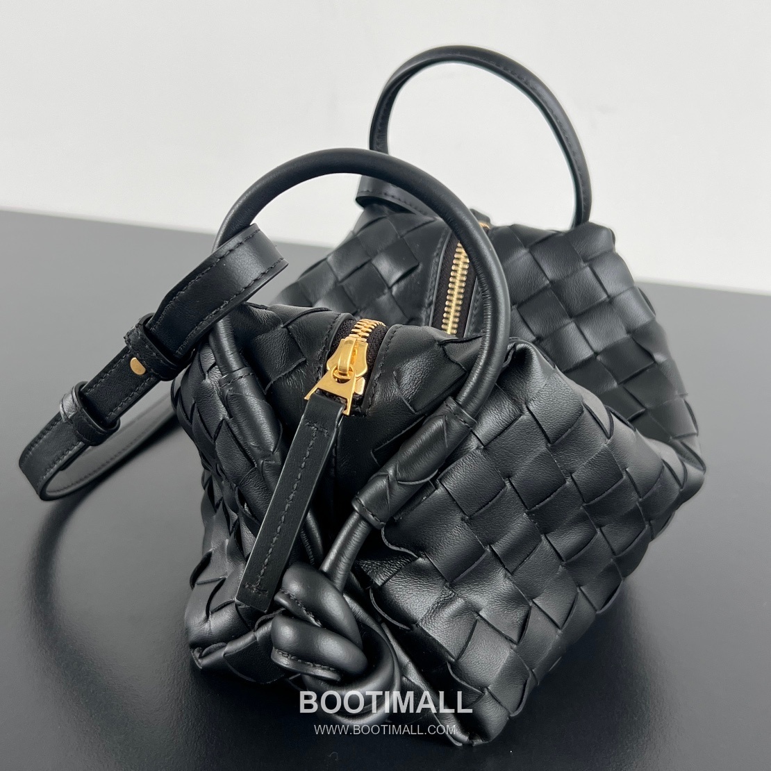 Bottega Veneta Loop Camera Bag Intrecciato Leather Black Crossbody Bag 보테가 베네타 루프 카메라백 인트레치아토 레더 블랙 크로스백 19cm 3
