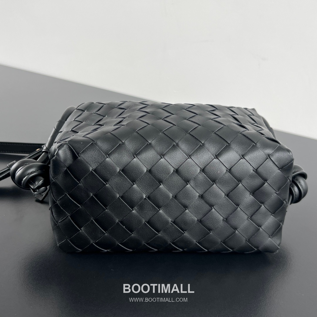 Bottega Veneta Loop Camera Bag Intrecciato Leather Black Crossbody Bag 보테가 베네타 루프 카메라백 인트레치아토 레더 블랙 크로스백 19cm 4