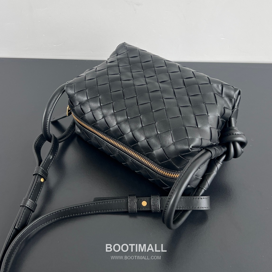 Bottega Veneta Loop Camera Bag Intrecciato Leather Black Crossbody Bag 보테가 베네타 루프 카메라백 인트레치아토 레더 블랙 크로스백 19cm 5