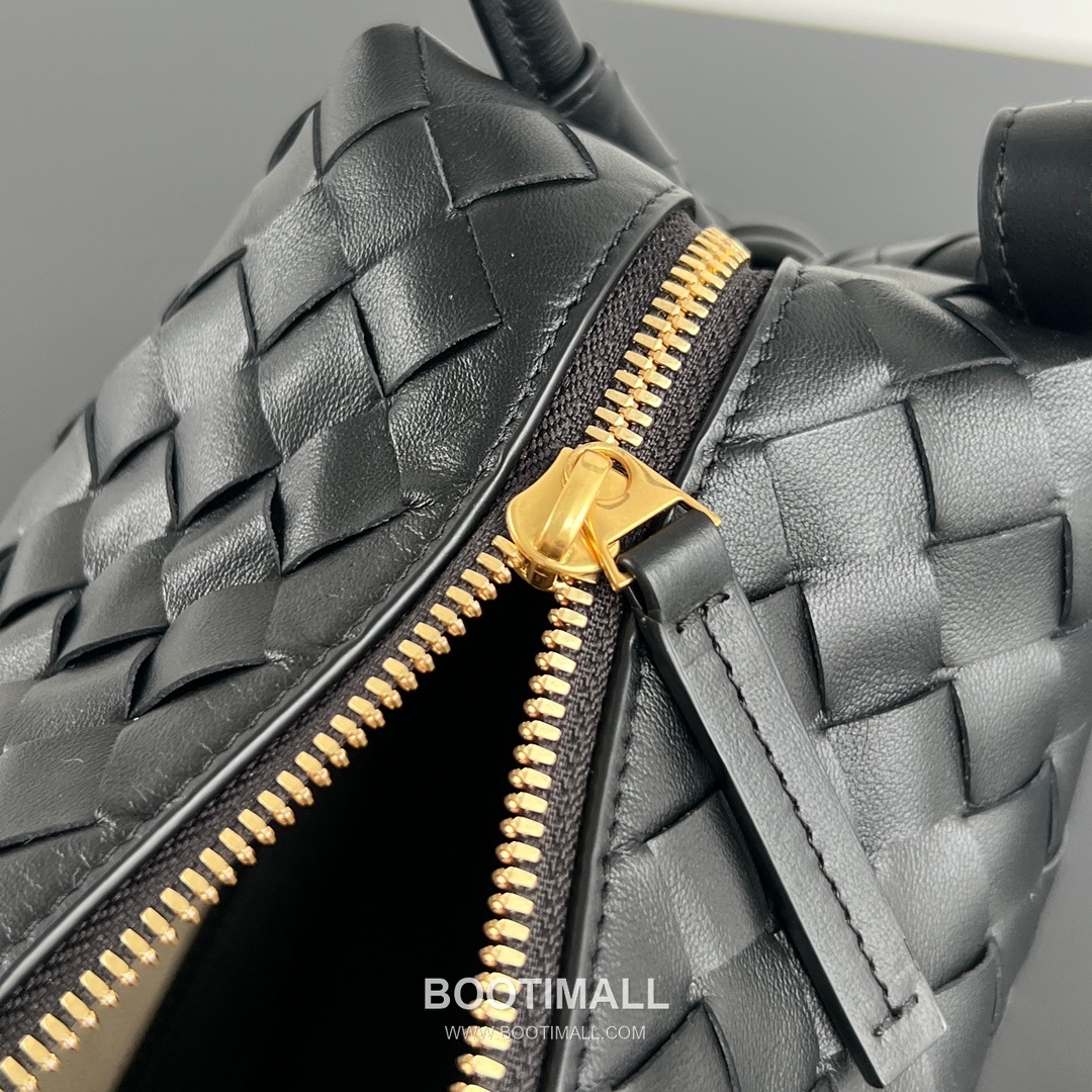 Bottega Veneta Loop Camera Bag Intrecciato Leather Black Crossbody Bag 보테가 베네타 루프 카메라백 인트레치아토 레더 블랙 크로스백 19cm 7
