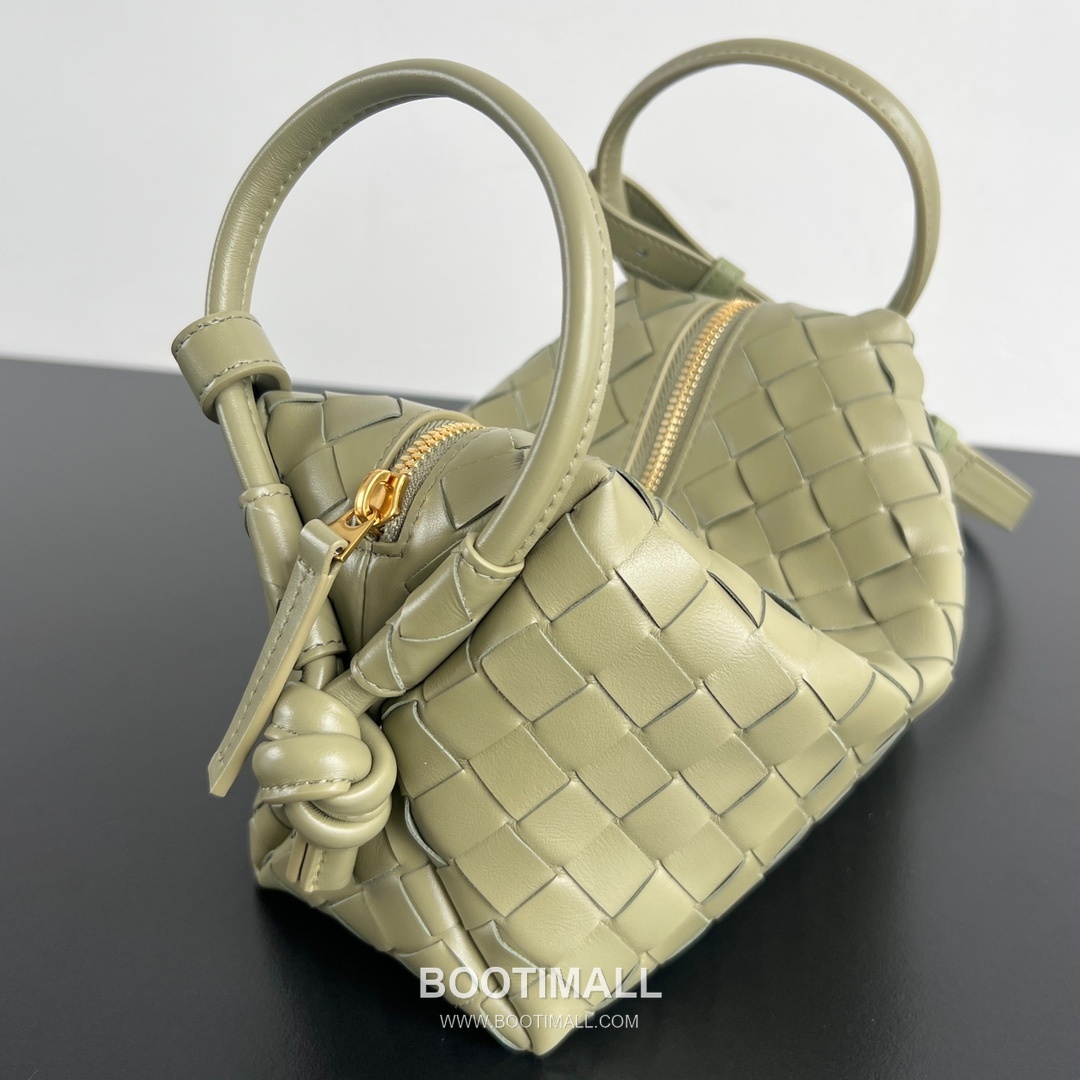 Bottega Veneta Loop Camera Bag Intrecciato Leather Black Crossbody Bag 보테가 베네타 루프 카메라백 인트레치아토 레더 블랙 크로스백 19cm 3