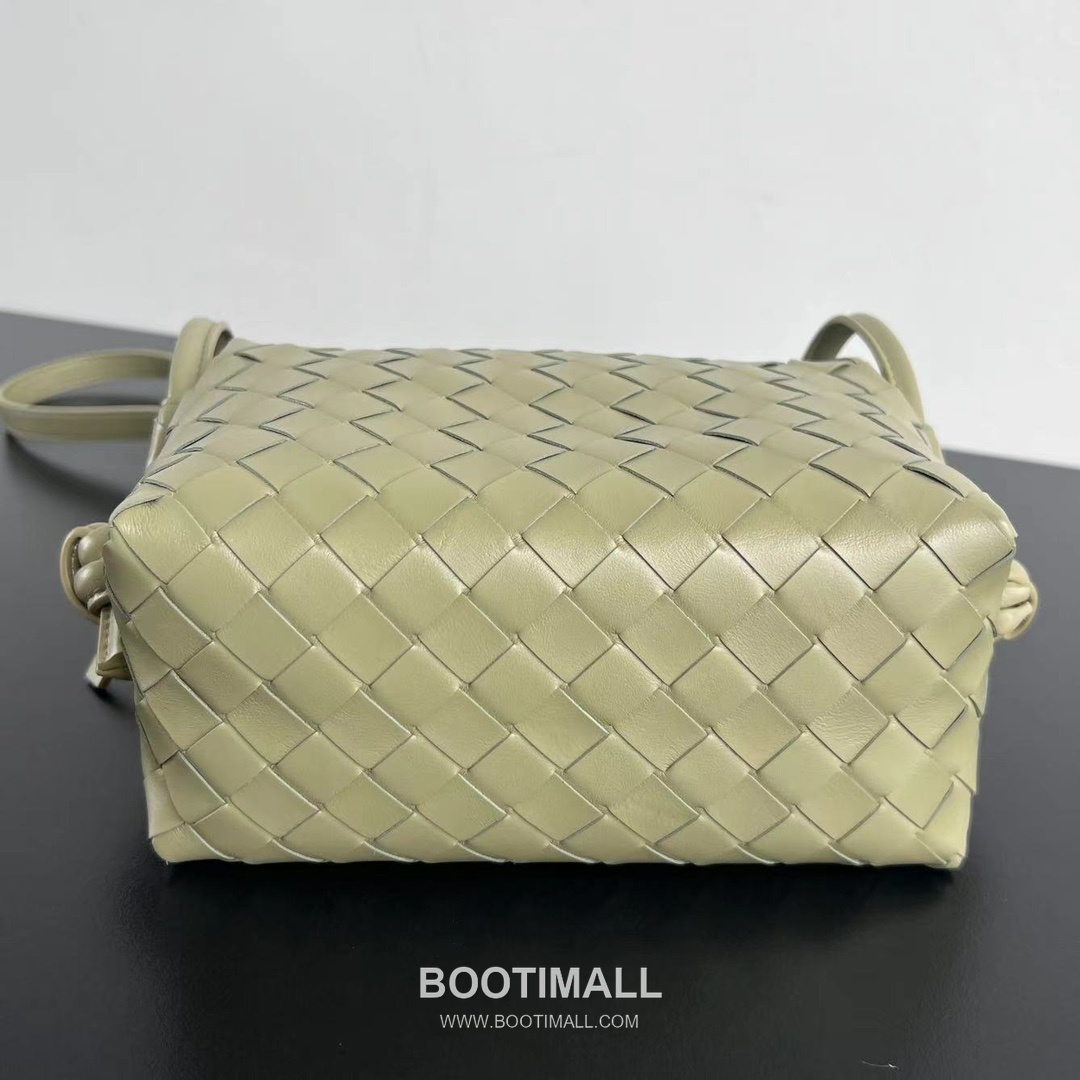 Bottega Veneta Loop Camera Bag Intrecciato Leather Black Crossbody Bag 보테가 베네타 루프 카메라백 인트레치아토 레더 블랙 크로스백 19cm 5