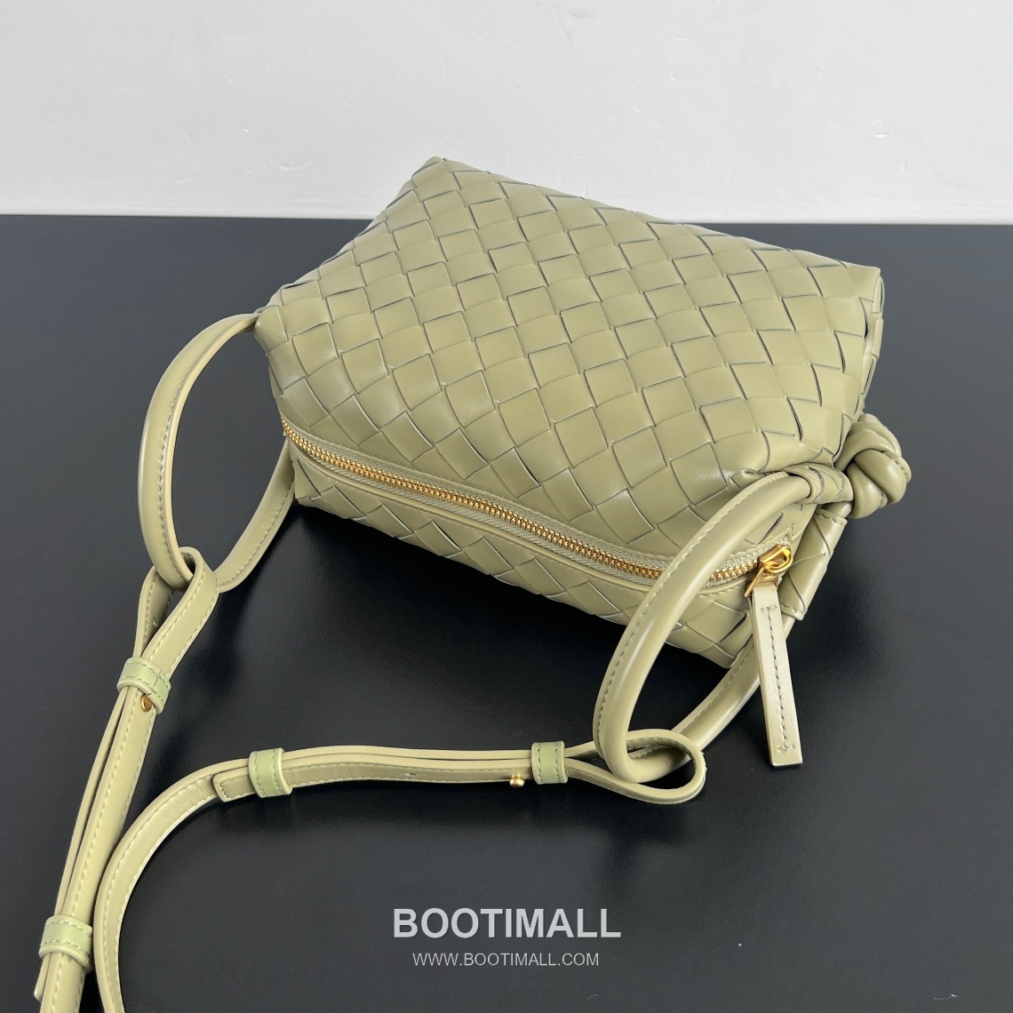 Bottega Veneta Loop Camera Bag Intrecciato Leather Black Crossbody Bag 보테가 베네타 루프 카메라백 인트레치아토 레더 블랙 크로스백 19cm 6