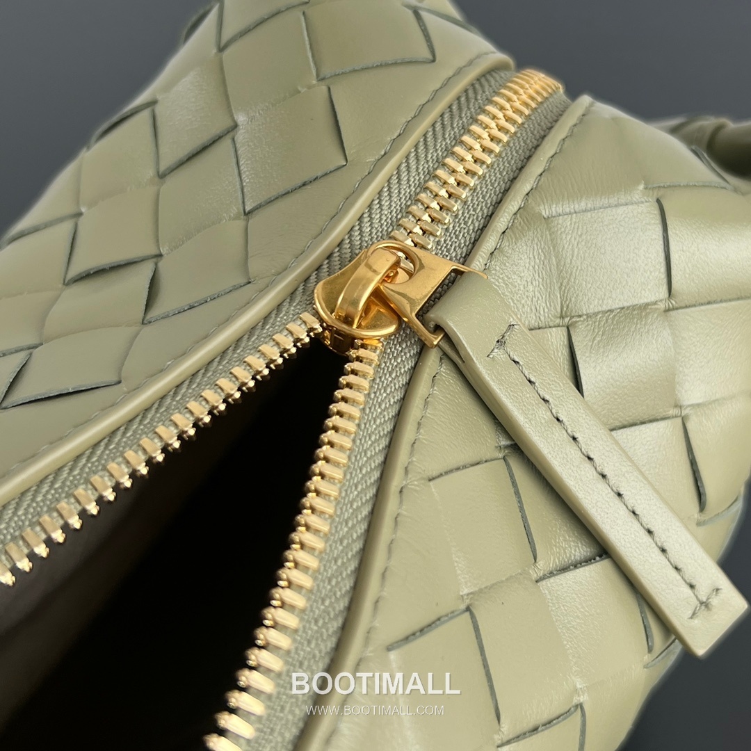 Bottega Veneta Loop Camera Bag Intrecciato Leather Black Crossbody Bag 보테가 베네타 루프 카메라백 인트레치아토 레더 블랙 크로스백 19cm 7