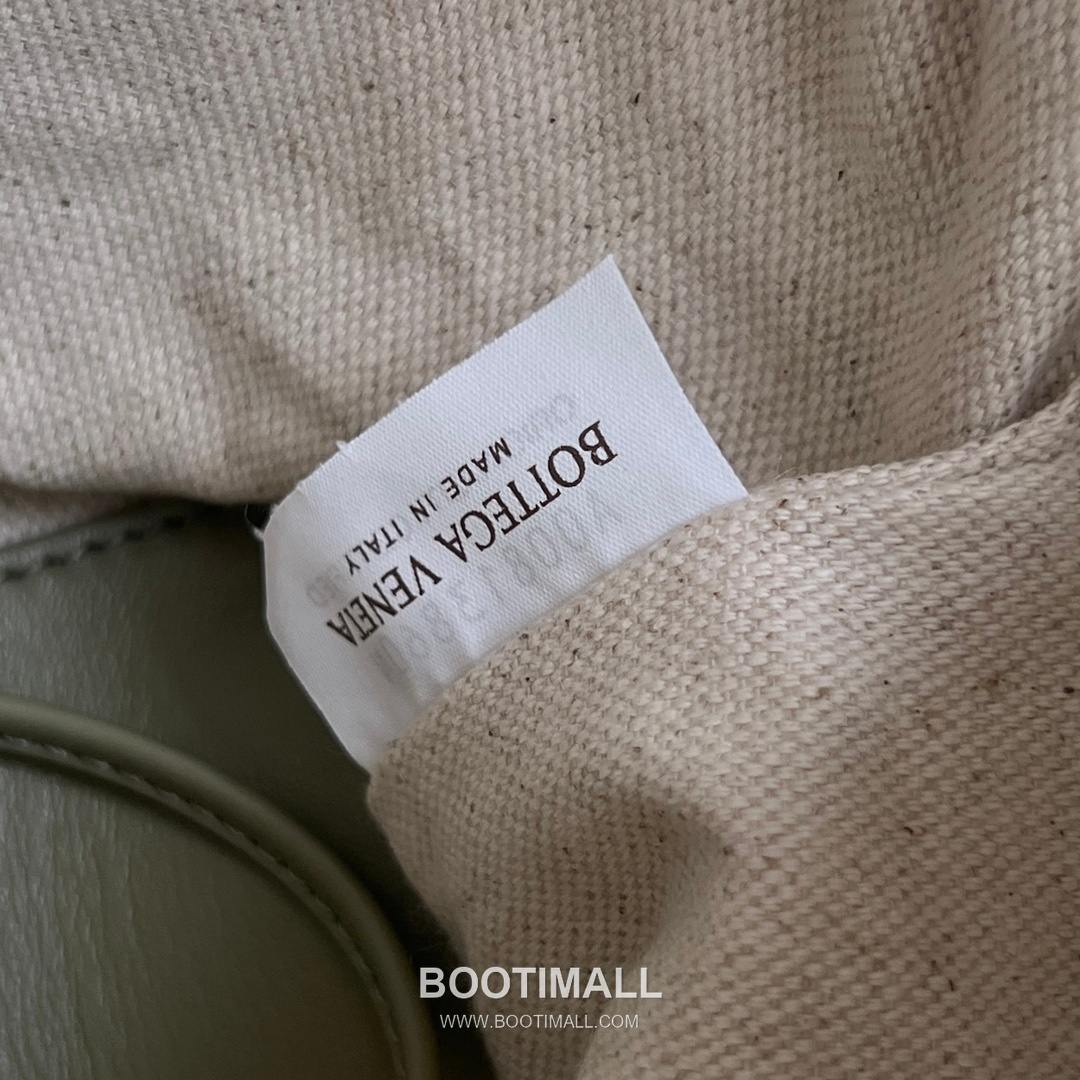 Bottega Veneta Loop Camera Bag Intrecciato Leather Black Crossbody Bag 보테가 베네타 루프 카메라백 인트레치아토 레더 블랙 크로스백 19cm 10