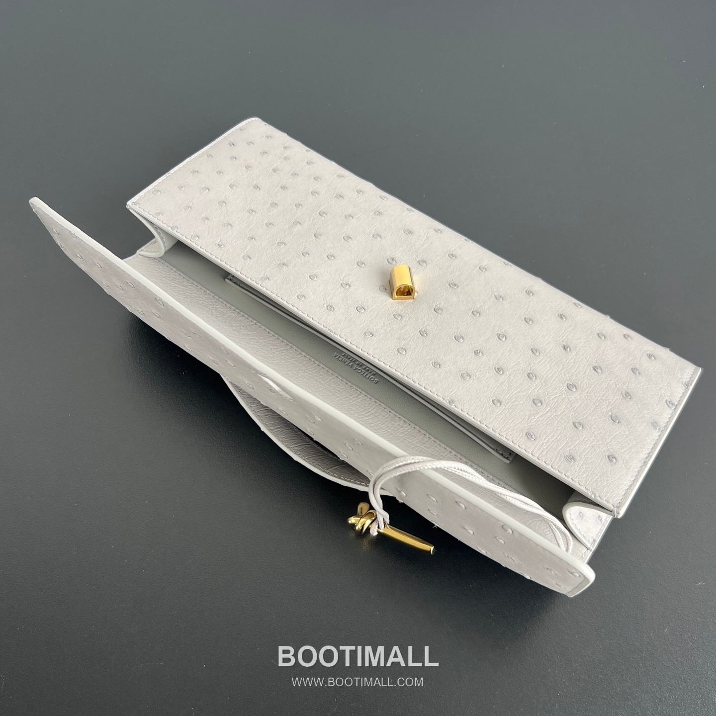 Bottega Veneta Andiamo Clutch Ostrich Leather Pink 보테가 베네타 안디아모 클러치 오스트리치 레더 핑크 31cm 11