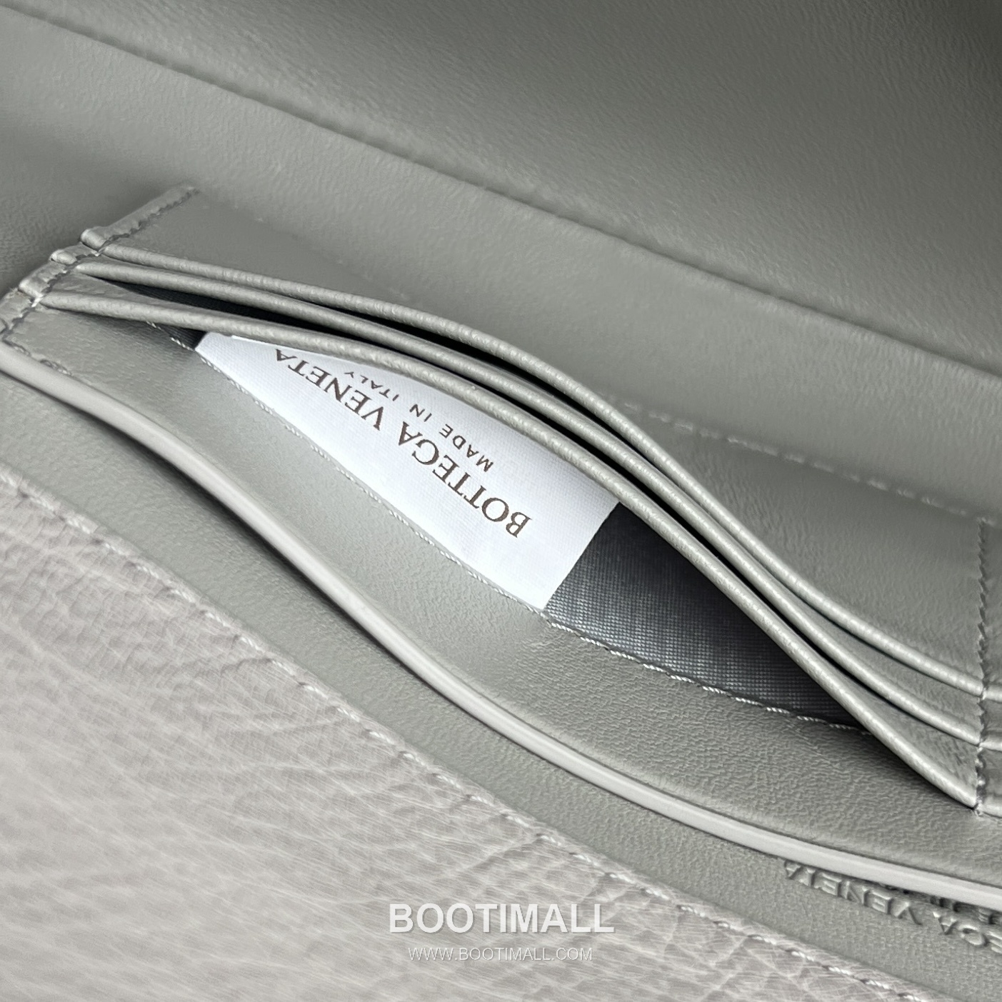 Bottega Veneta Andiamo Clutch Ostrich Leather Pink 보테가 베네타 안디아모 클러치 오스트리치 레더 핑크 31cm 14