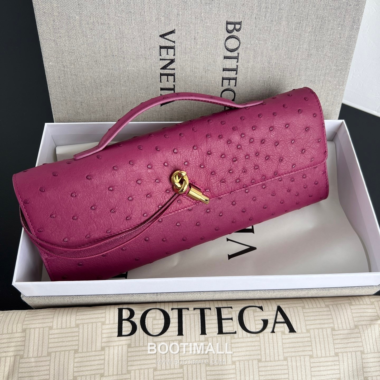 Bottega Veneta Andiamo Clutch Ostrich Leather Pink 보테가 베네타 안디아모 클러치 오스트리치 레더 핑크 31cm 4