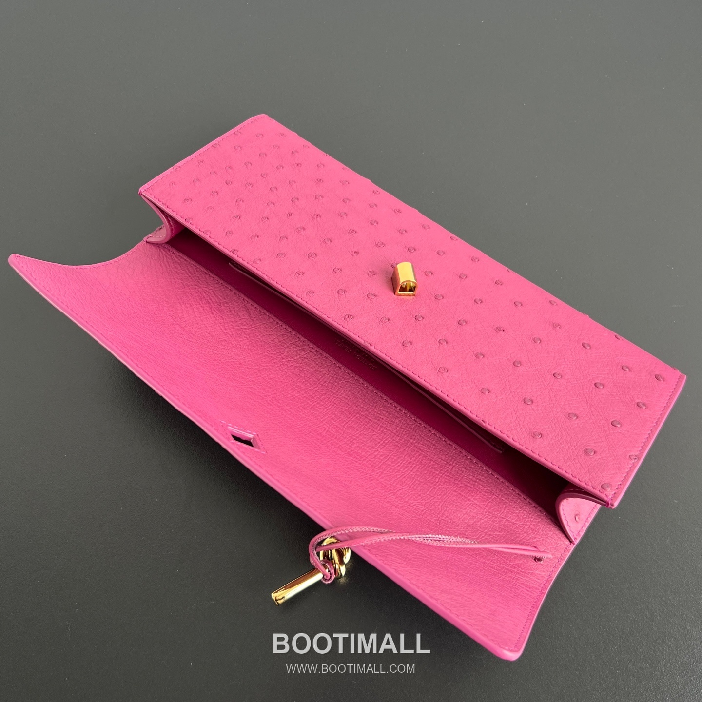 Bottega Veneta Andiamo Clutch Ostrich Leather Pink 보테가 베네타 안디아모 클러치 오스트리치 레더 핑크 31cm 11