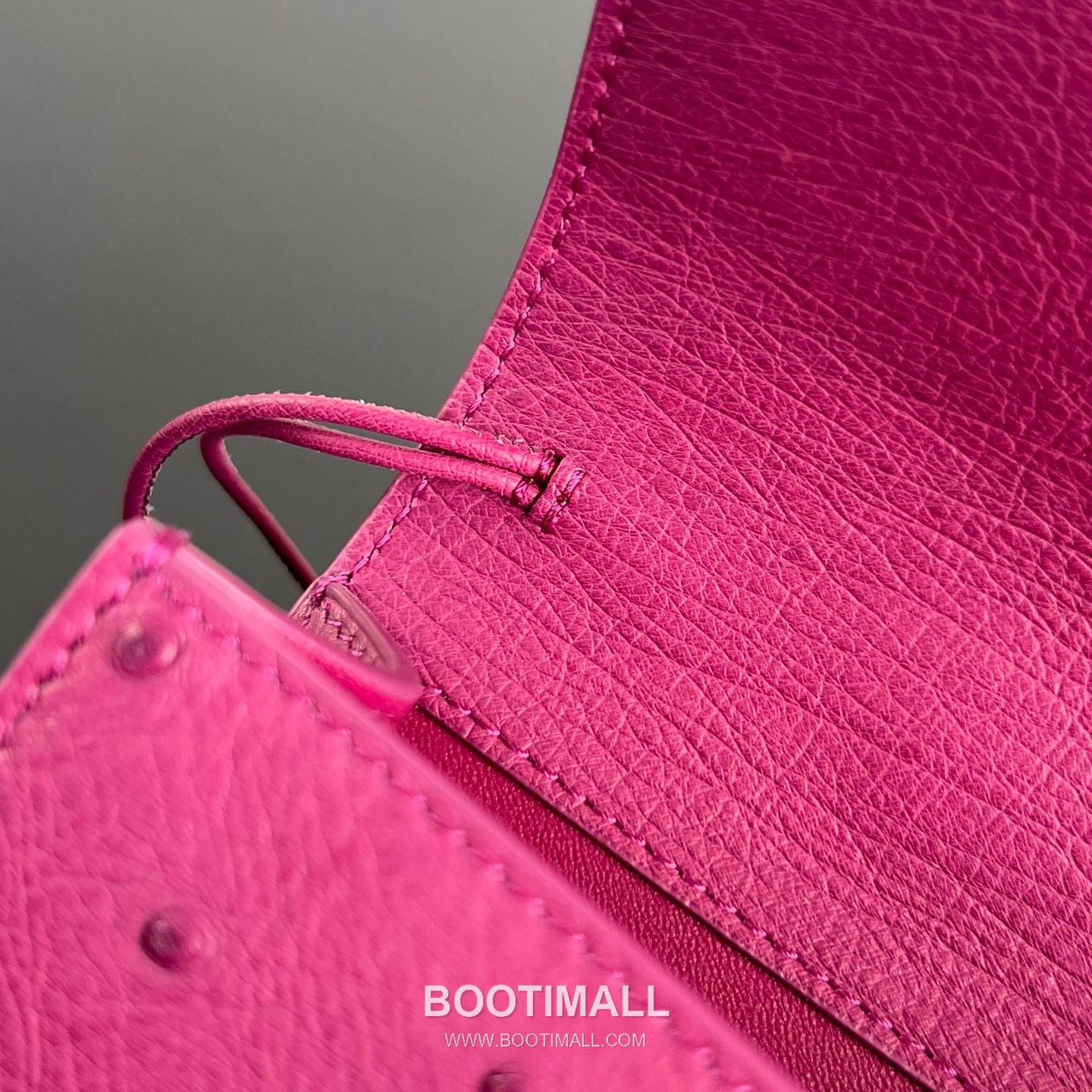 Bottega Veneta Andiamo Clutch Ostrich Leather Pink 보테가 베네타 안디아모 클러치 오스트리치 레더 핑크 31cm 12