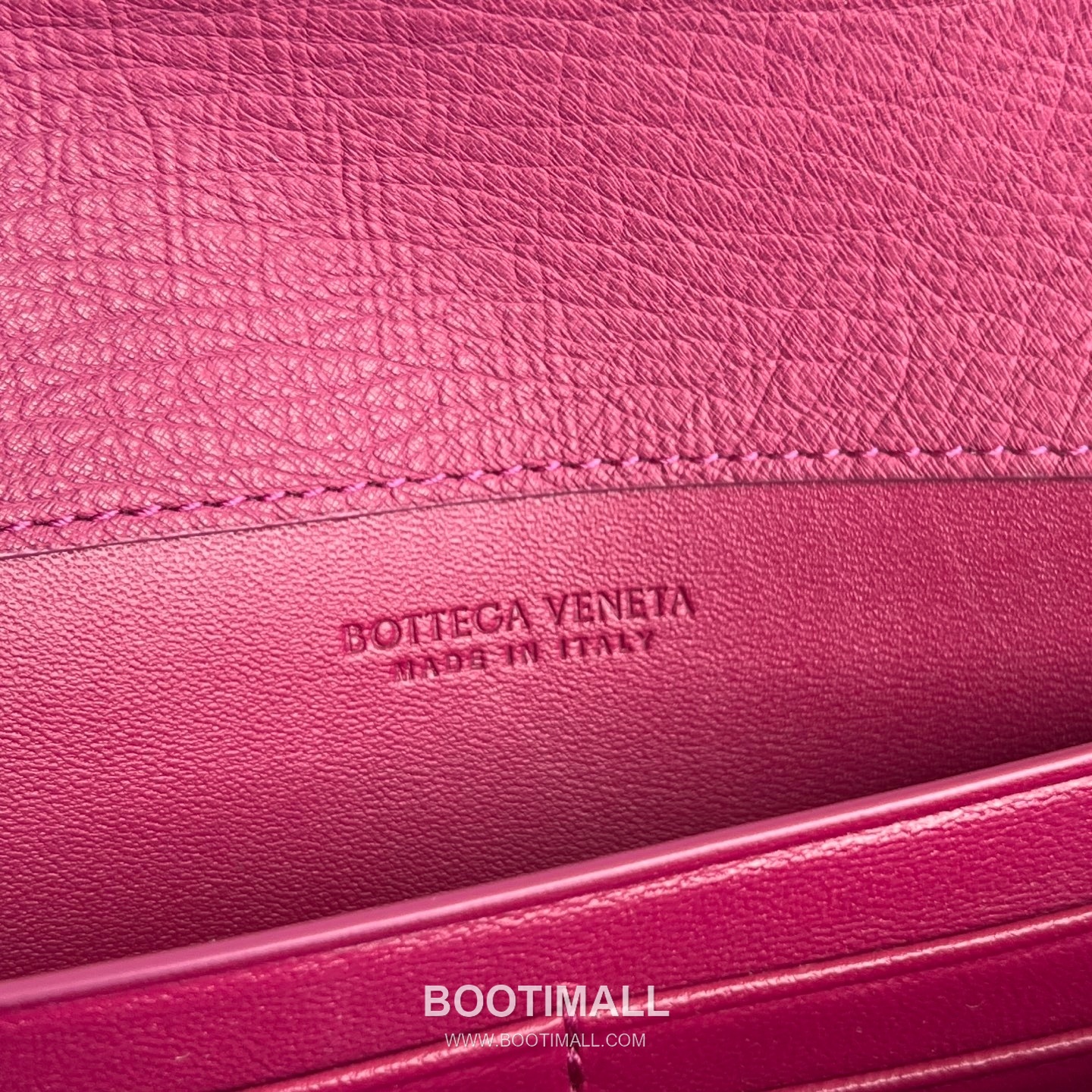 Bottega Veneta Andiamo Clutch Ostrich Leather Pink 보테가 베네타 안디아모 클러치 오스트리치 레더 핑크 31cm 13