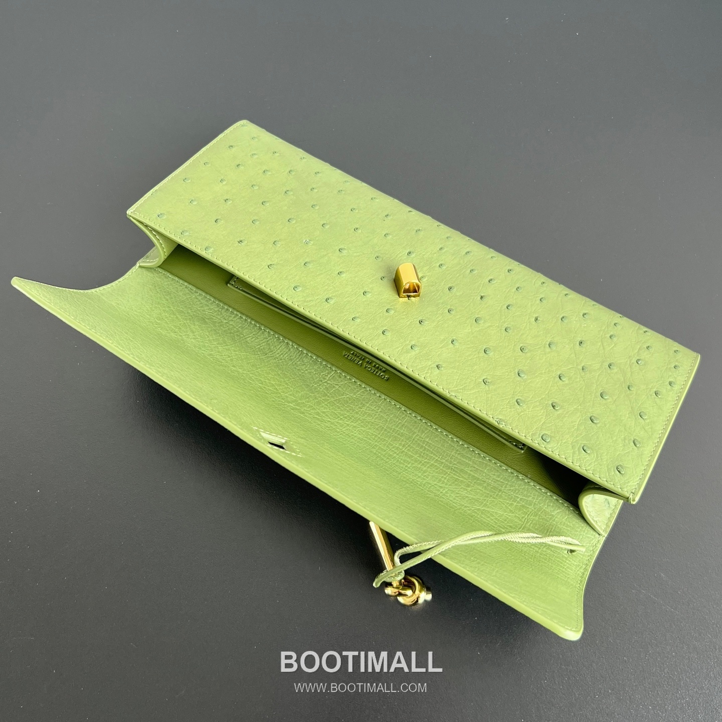 Bottega Veneta Andiamo Clutch Ostrich Leather Pink 보테가 베네타 안디아모 클러치 오스트리치 레더 핑크 31cm 10