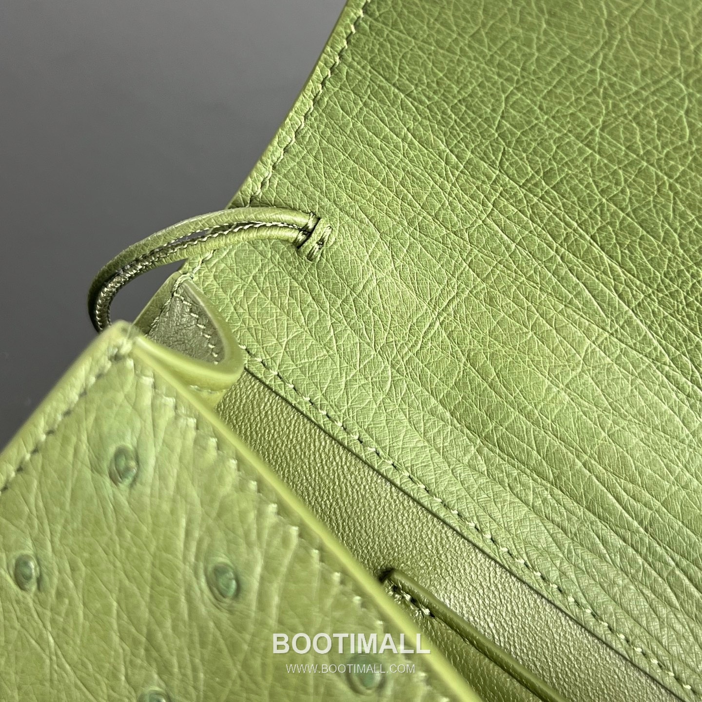 Bottega Veneta Andiamo Clutch Ostrich Leather Pink 보테가 베네타 안디아모 클러치 오스트리치 레더 핑크 31cm 11