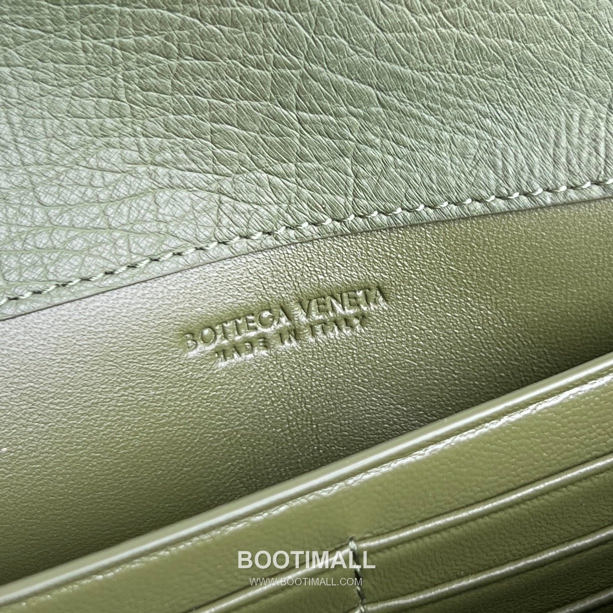 Bottega Veneta Andiamo Clutch Ostrich Leather Pink 보테가 베네타 안디아모 클러치 오스트리치 레더 핑크 31cm 12