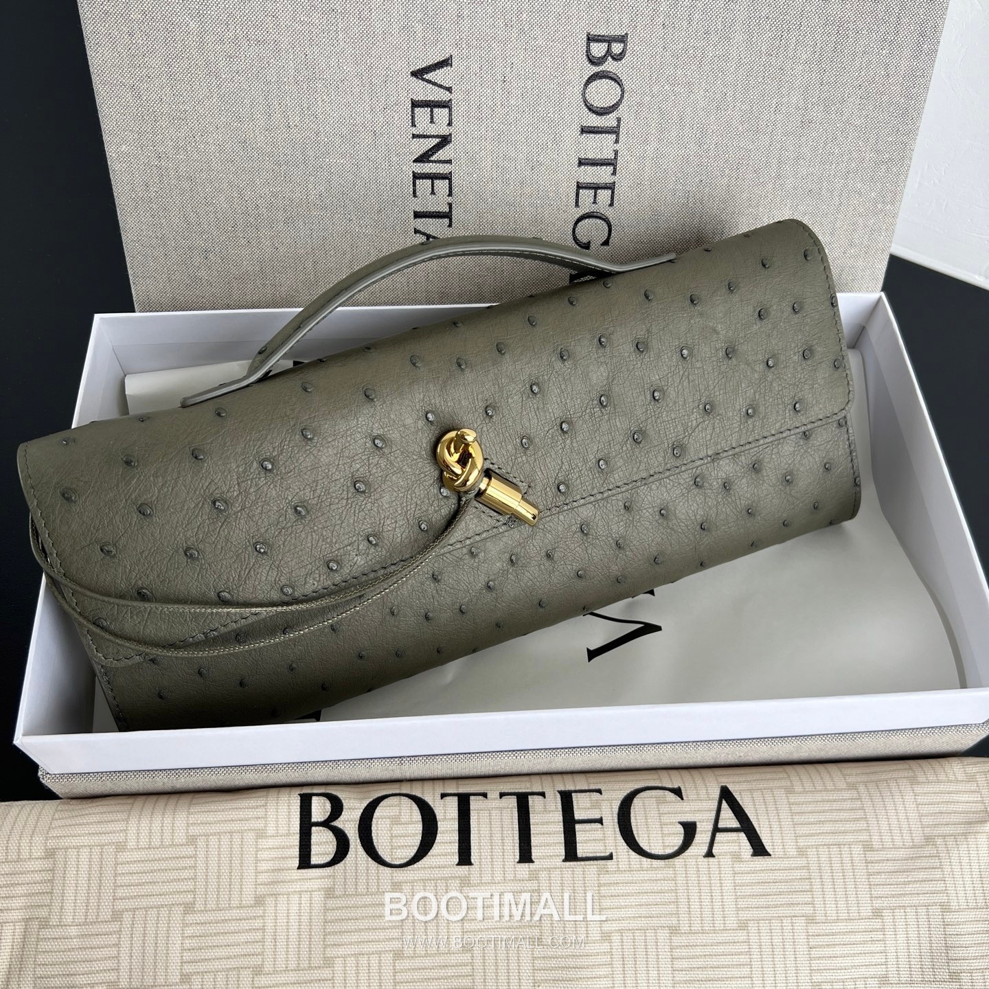 Bottega Veneta Andiamo Clutch Ostrich Leather Pink 보테가 베네타 안디아모 클러치 오스트리치 레더 핑크 31cm 1