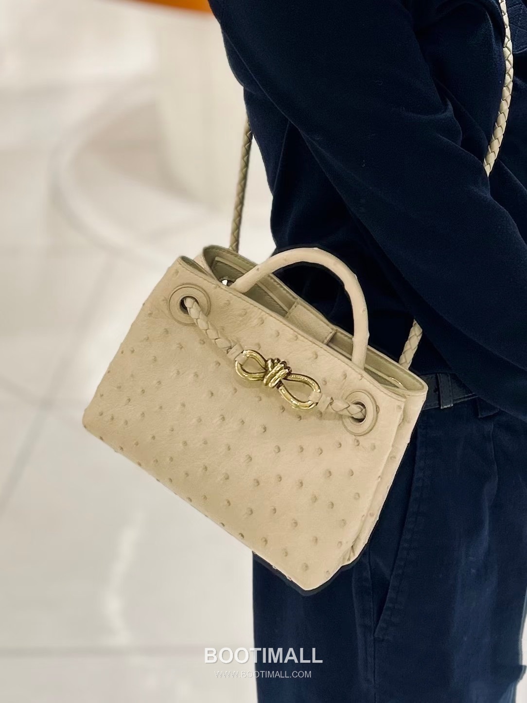 Bottega Veneta Andiamo Mini Ostrich Leather Beige Top Handle Bag 보테가 베네타 안디아모 미니 오스트리치 레더 베이지 탑핸들백 20.5cm 1