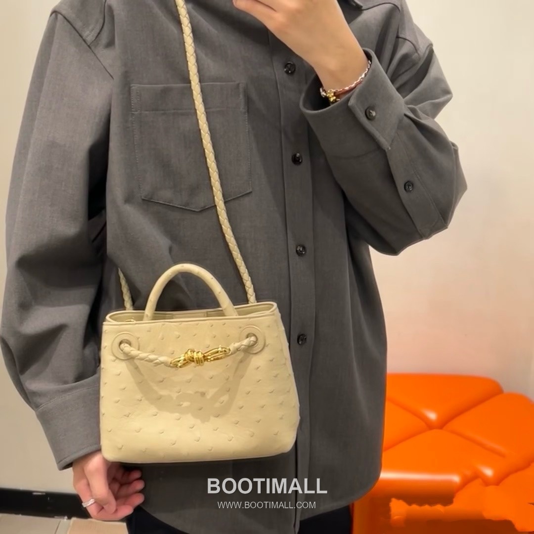 Bottega Veneta Andiamo Mini Ostrich Leather Beige Top Handle Bag 보테가 베네타 안디아모 미니 오스트리치 레더 베이지 탑핸들백 20.5cm 3